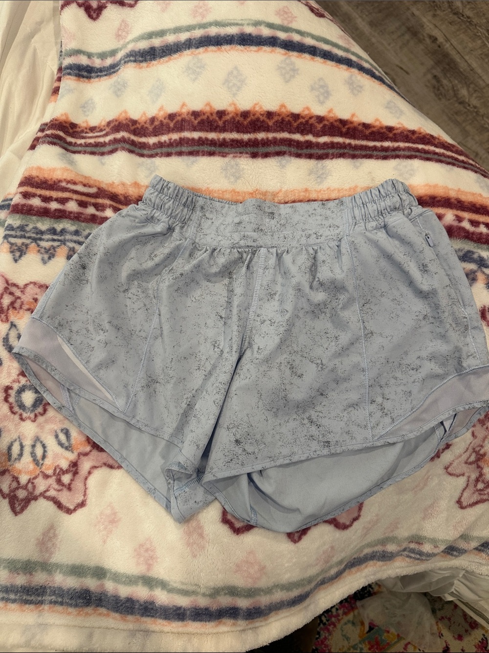 NWOT LULULEMON 🍋🩵 Size 6
Light Blue speckle Women's Shorts